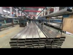 স্টেইনলেস স্টীল স্কোয়ার এবং বৃত্তাকার পাইপ জন্য একটি কর্মশালার মধ্যে বাছাই এবং প্যাকিং প্রক্রিয়া